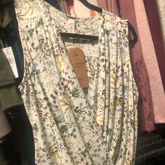 Cute sleeveless top with tie in the front! - Picture 1 of 2